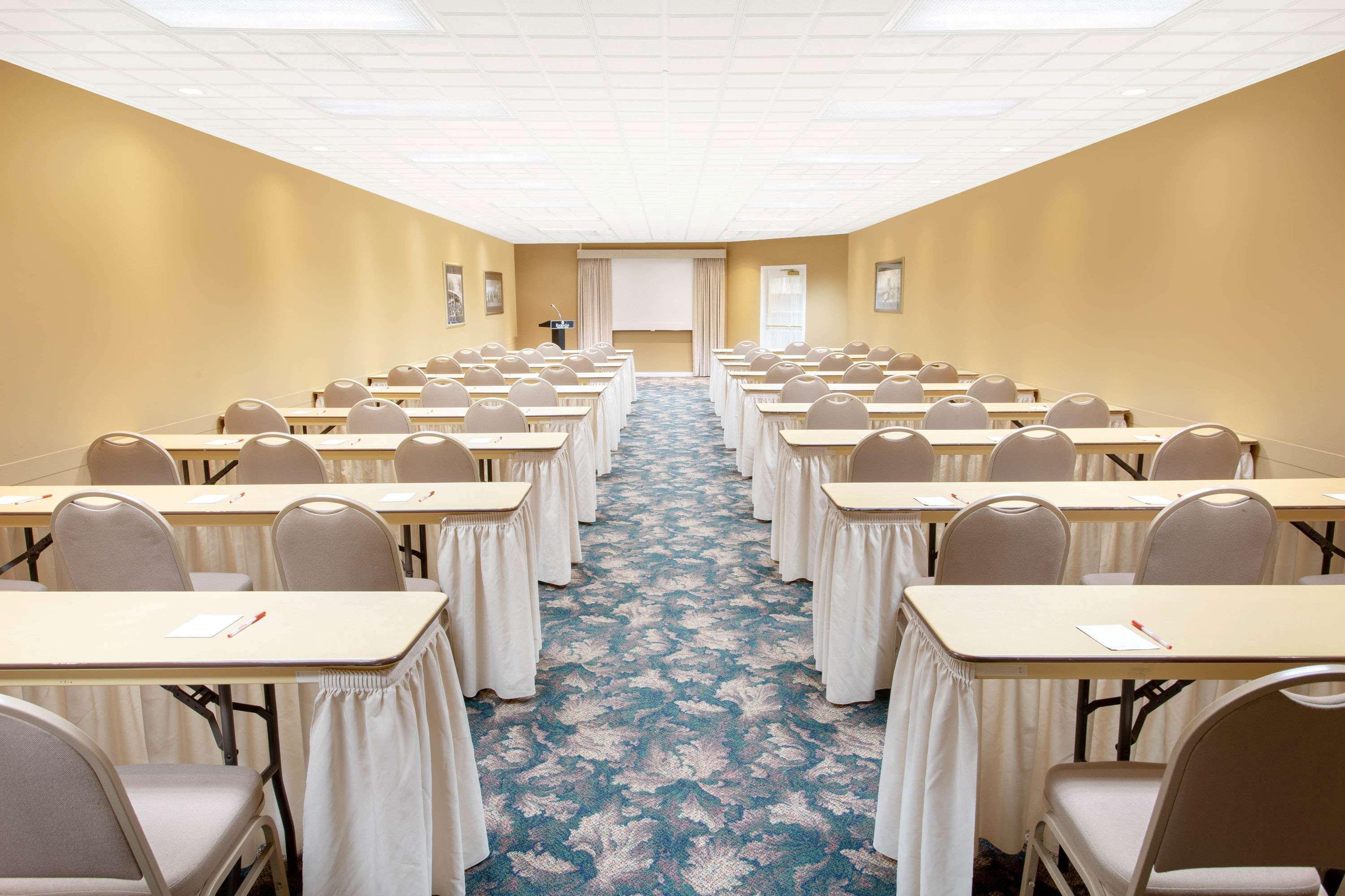 Hotel Ramada & Conference Center By Wyndham